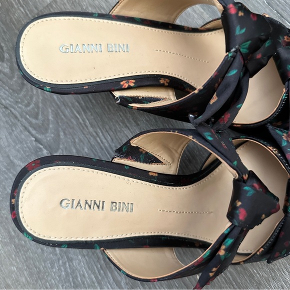 NWOB Gianni Bini silk floral bow details mule slip on heels - Picture 4 of 5